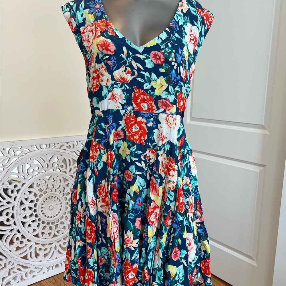 Mink Pink floral dress. Size L. NWT